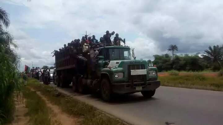 Thousands of IPOB supporters head to Kanu’s home as army lay siege