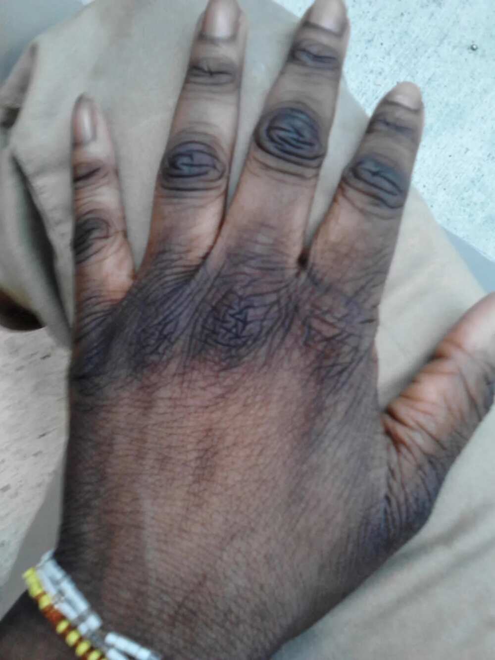 Lady pens down words for 'bleaching idiots', says they have no self-esteem Lady pens down words for 'bleaching idiots', says they have no self-esteem