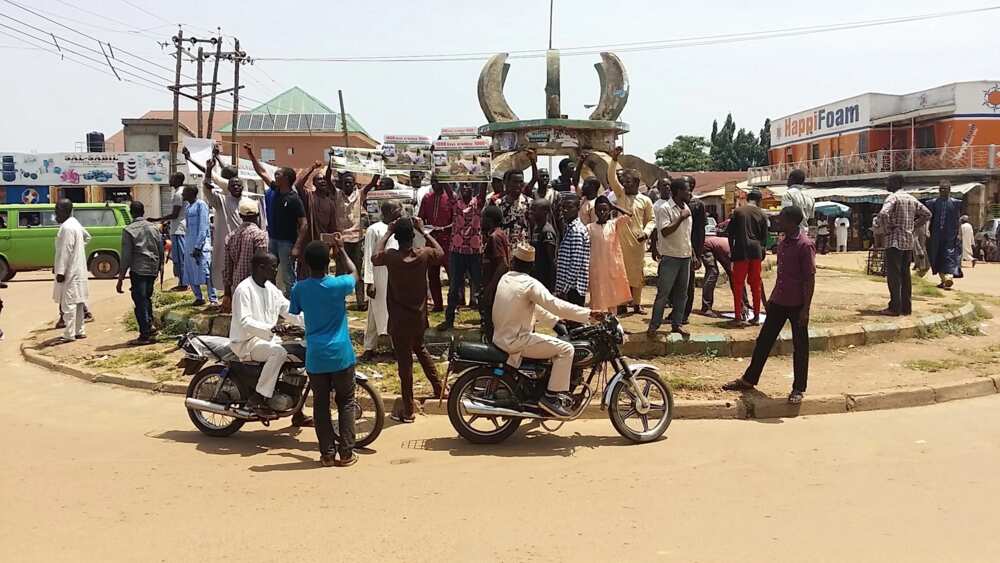 Yan shi’a sun yi zanga-zanga a Kaduna duk da haramcin da gwamnati ta sanya kan haka (hotuna) Yan shi’a sun yi zanga-zanga a Kaduna duk da haramcin da gwamnati ta sanya kan haka (hotuna)