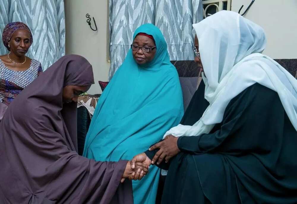 Aisha Buhari ta kai ziyarar ta'aziyya gidansu Baba-Ari Aisha Buhari ta kai ziyarar ta'aziyya gidansu Baba-Ari