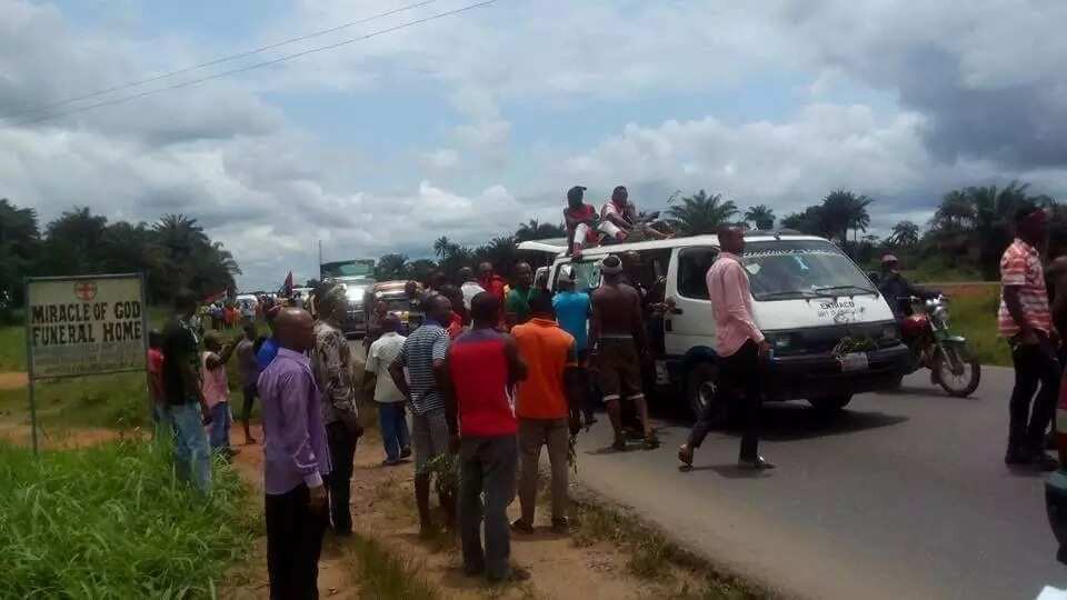 Thousands of IPOB supporters head to Kanu’s home as army lay siege