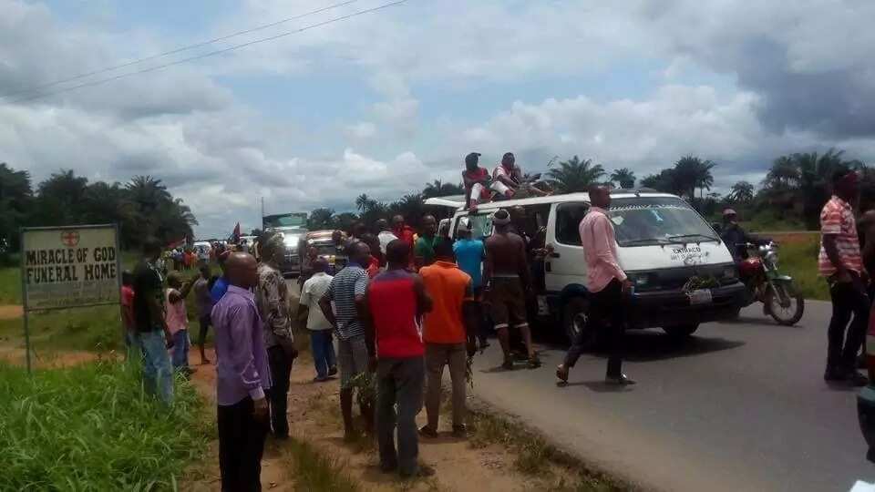 Thousands of IPOB supporters head to Kanu’s home as army lay siege Thousands of IPOB supporters head to Kanu’s home as army lay siege
