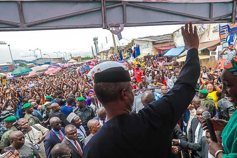 Hotunan ziyarar Osinbajo a kasuwar Utako dake Abuja