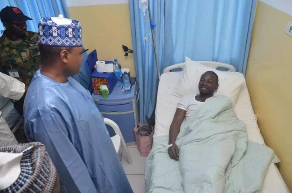 Cikin Hotuna: Shugaban hafsin sojin sama ya je mika ta'aziyya ga Mahaifan Sojan Saman nan da Ajali ya katsewa hanzari Cikin Hotuna: Shugaban hafsin sojin sama ya je mika ta'aziyya ga Mahaifan Sojan Saman nan da Ajali ya katsewa hanzari
