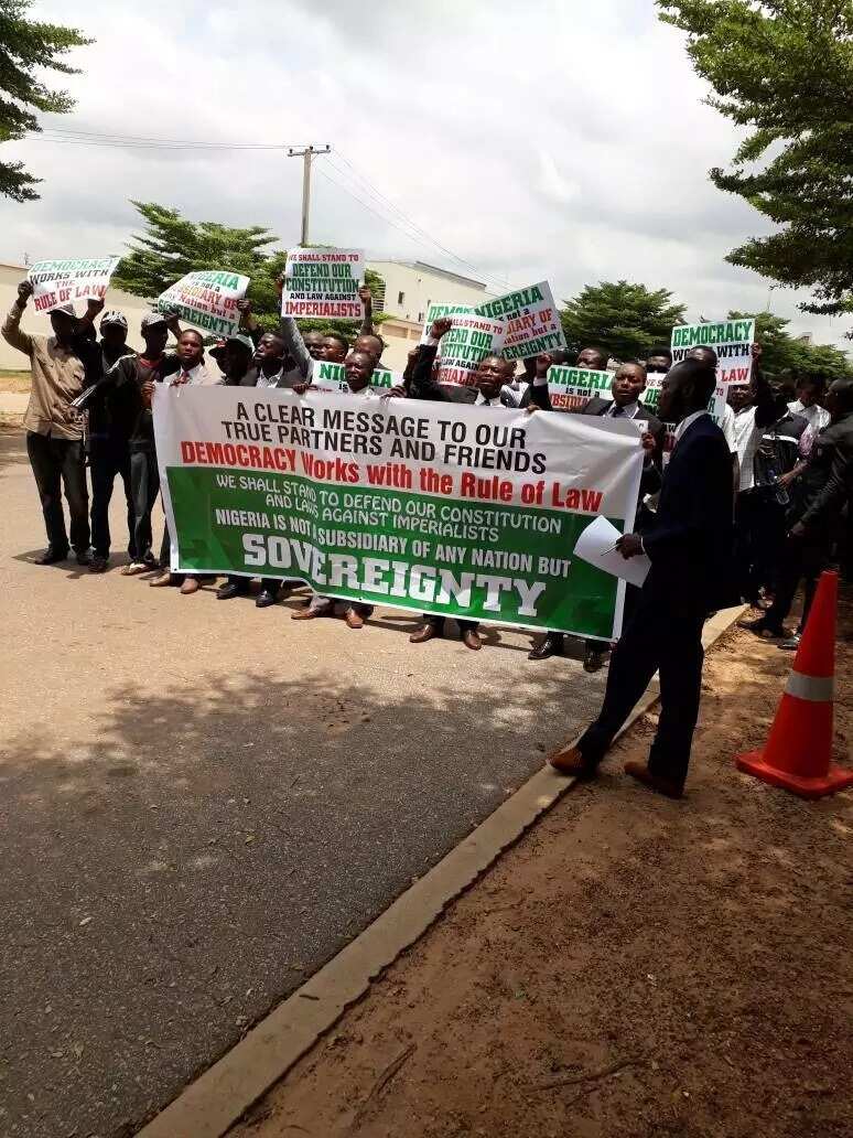 Again, protesters storm US embassy over proscription of IPOB (photos)