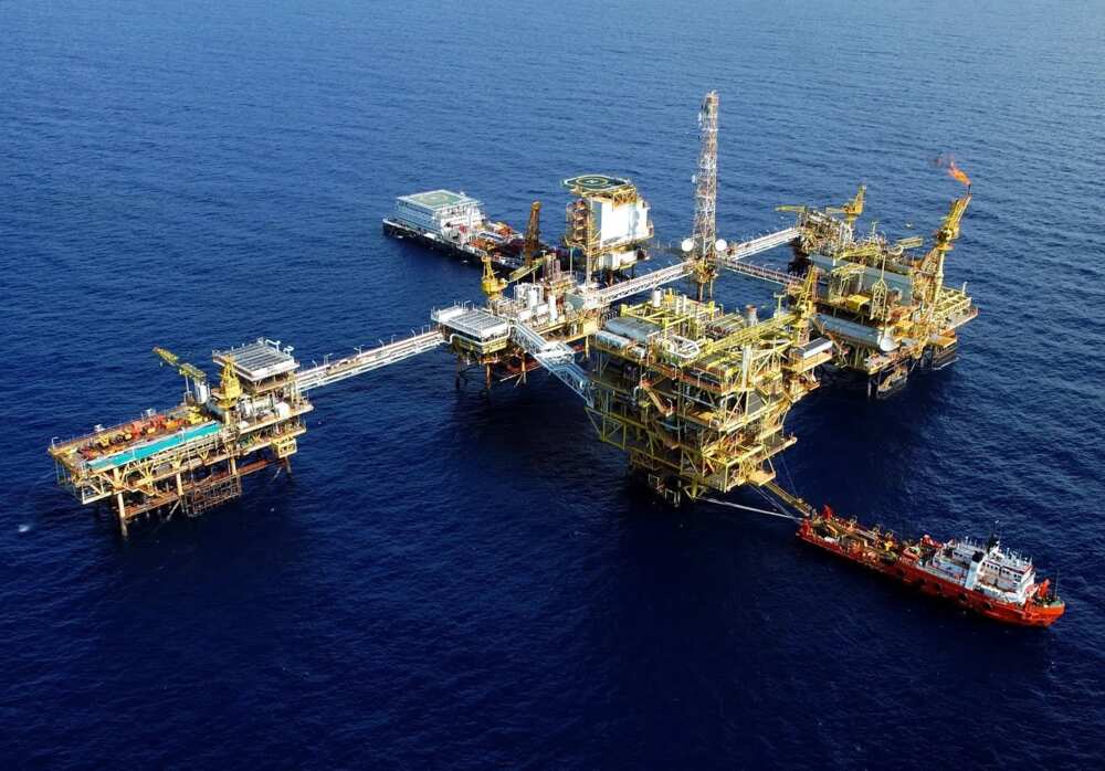Shell oil platform in Nigeria Shell oil platform in Nigeria