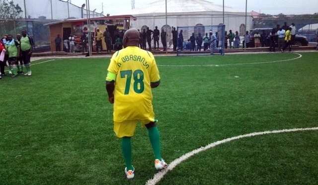 Buhari treks 800meters, Obasanjo plays football, Jonathan jogs - How Nigerian leaders exercise (photos)