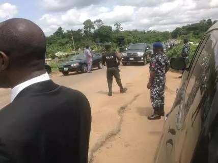 Jonathan’s soldiers ambushed Amaechi’s convoy (photos)