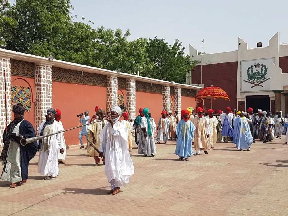 Dawisu sarkin ado: Garin Kano ya cika ya tunbatsa yayinda ake Hawan Daba na 2018 (hotuna) Dawisu sarkin ado: Garin Kano ya cika ya tunbatsa yayinda ake Hawan Daba na 2018 (hotuna)