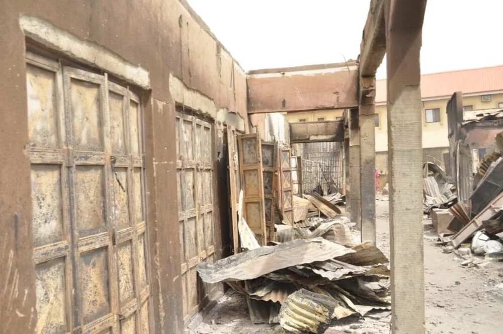 Da dumin sa: Buhari ya zubar da hawaye yayin da ya ziyarci kasuwar Azare da gobara ta lalata,kalli hotuna Da dumin sa: Buhari ya zubar da hawaye yayin da ya ziyarci kasuwar Azare da gobara ta lalata,kalli hotuna