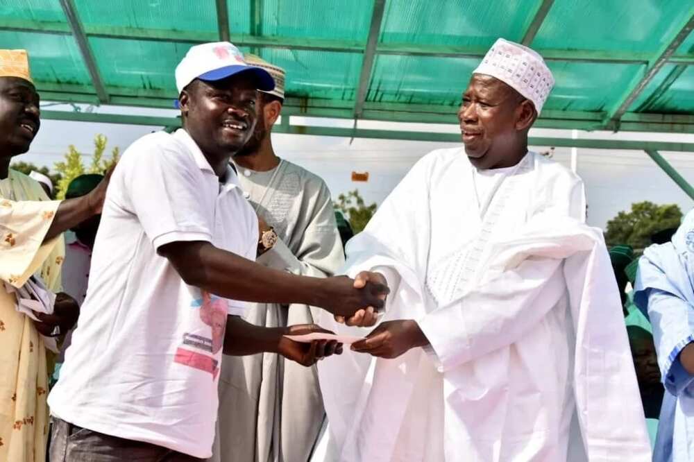 Gwamna Ganduje ya raba miliyan N275m ga matasa 8,800 karkashin tsarin tallafin Buhari, hotuna Gwamna Ganduje ya raba miliyan N275m ga matasa 8,800 karkashin tsarin tallafin Buhari, hotuna