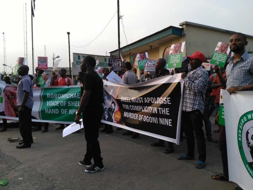 The protesters at the NNPC gate. Photo source: Twitter, Ogoni Dream