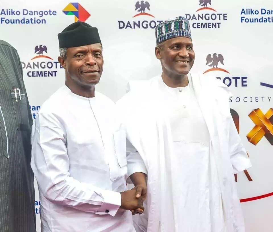 Osinbajo ya yabawa Dangote dangane da Gudunmuwar Motoci 150 da ya bai wa Hukumar 'Yan sandan Najeriya Osinbajo ya yabawa Dangote dangane da Gudunmuwar Motoci 150 da ya bai wa Hukumar 'Yan sandan Najeriya