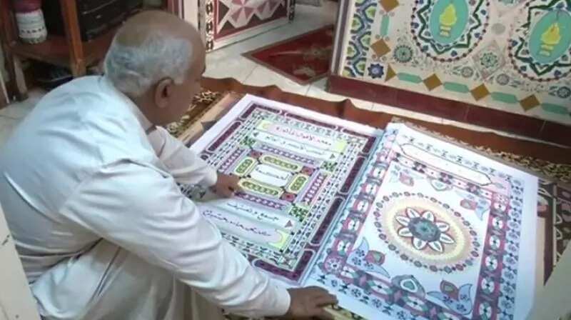 Marubuci ya kafa tarihi yayin daya rubuta Qur’ani da yafi tsawo a duniya (Hotuna) Marubuci ya kafa tarihi yayin daya rubuta Qur’ani da yafi tsawo a duniya (Hotuna)
