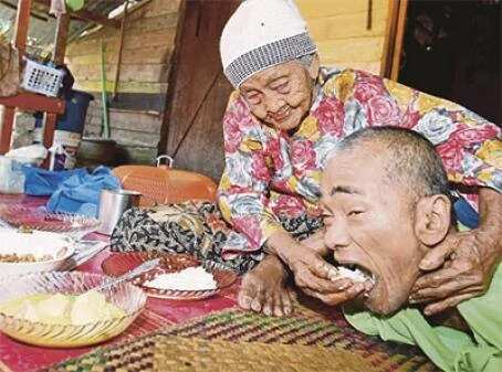 Tsohuwar da ta ta kula da nakassashen danta Tsohuwar da ta ta kula da nakassashen danta