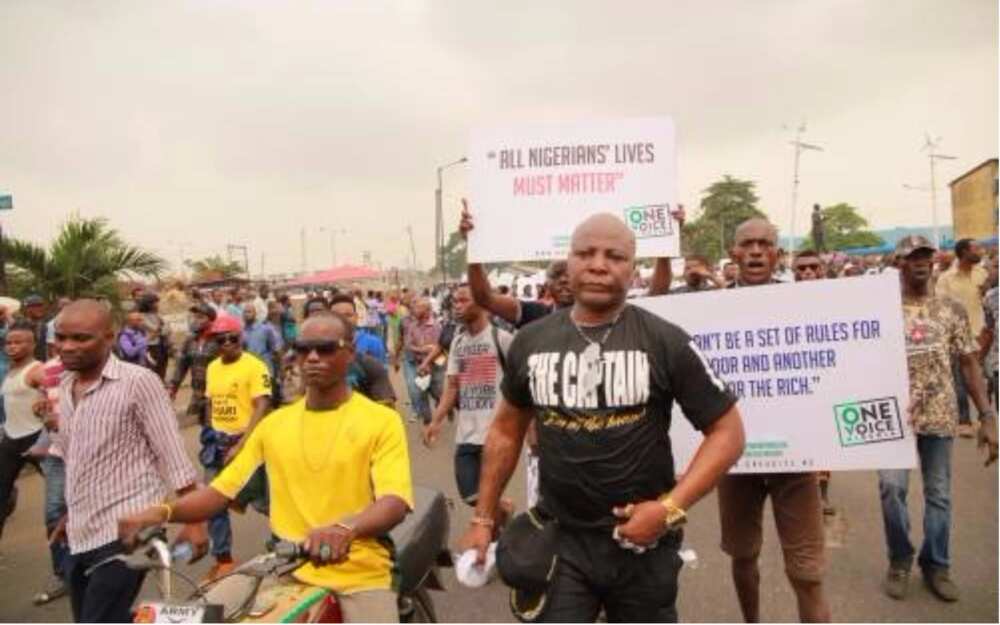 BREAKING: OurMumuDonDo protesters storm EFCC, ask Buhari to repatriate Diezani (photo)
