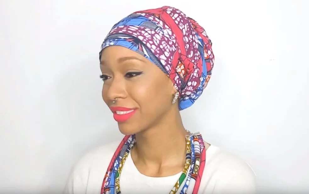 Colored turban with a lower knot