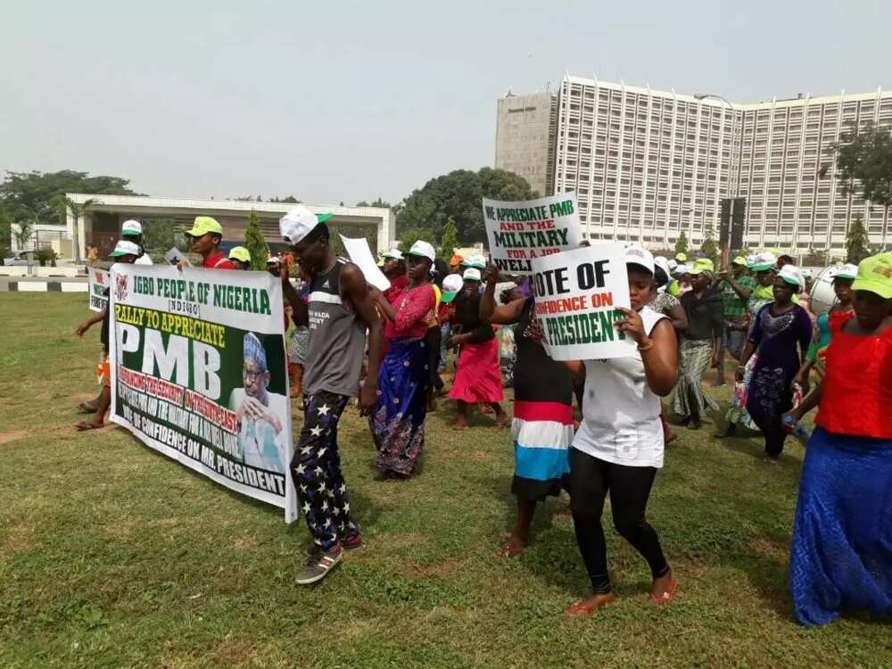Operation Python Dance: Igbos march to Villa to commend Buhari (photos)