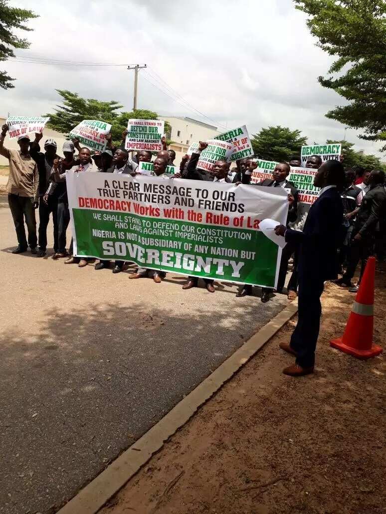 Again, protesters storm US embassy over proscription of IPOB (photos)