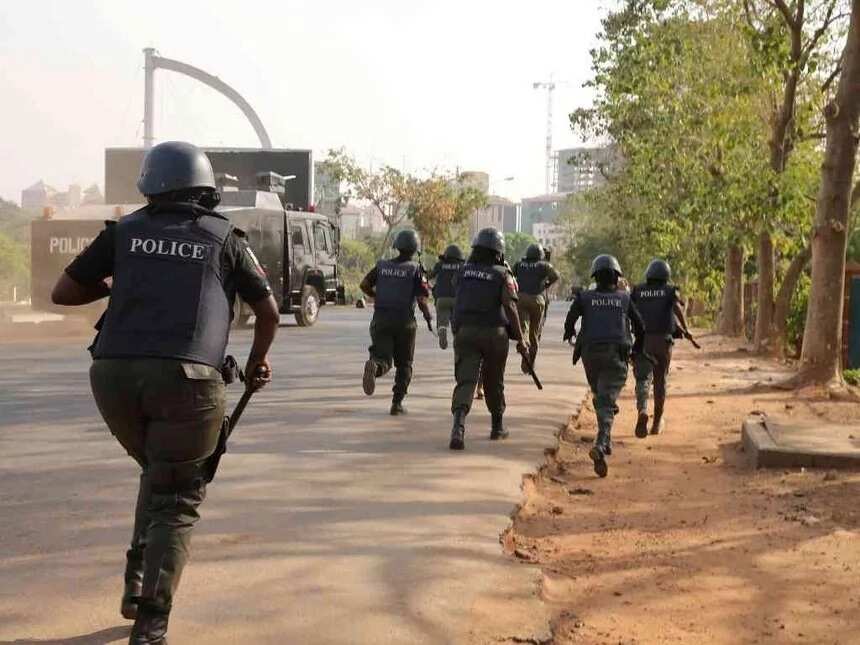 Robbers attack banks in Niger, kill 2 policemen, others