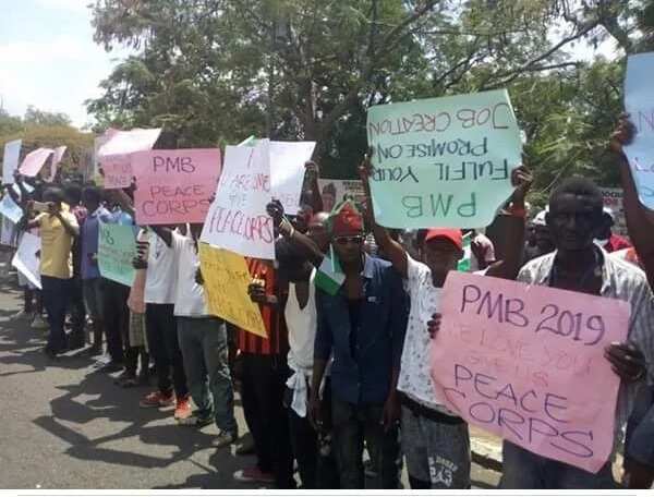 Jirwaye mai kamar wanka: Duba hotunan tarbar da 'yan Peace corps su ka yiwa Buhari a Benuwe