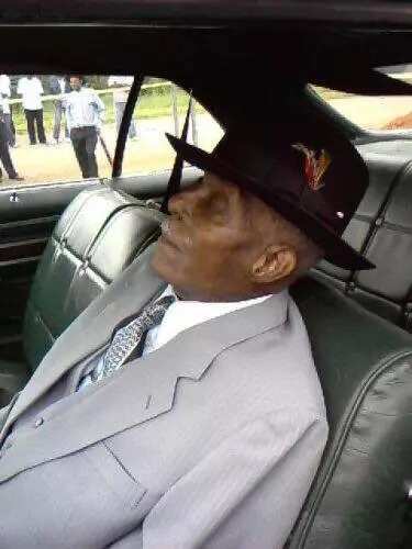 Elderly man buried in his beloved car (photos)