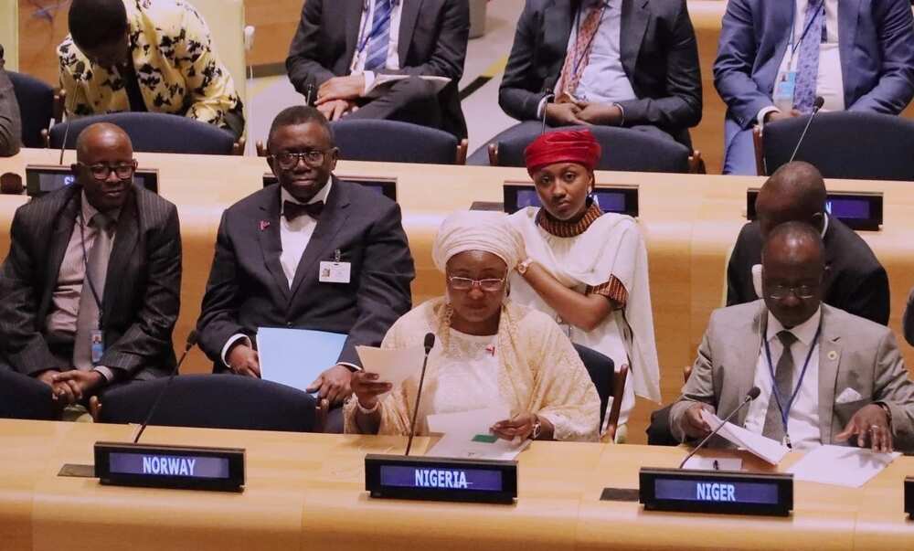 Gwamnonin Jam’iyyar APC sun taya Uwargidar Buhari cika shekara 49 Gwamnonin Jam’iyyar APC sun taya Uwargidar Buhari cika shekara 49