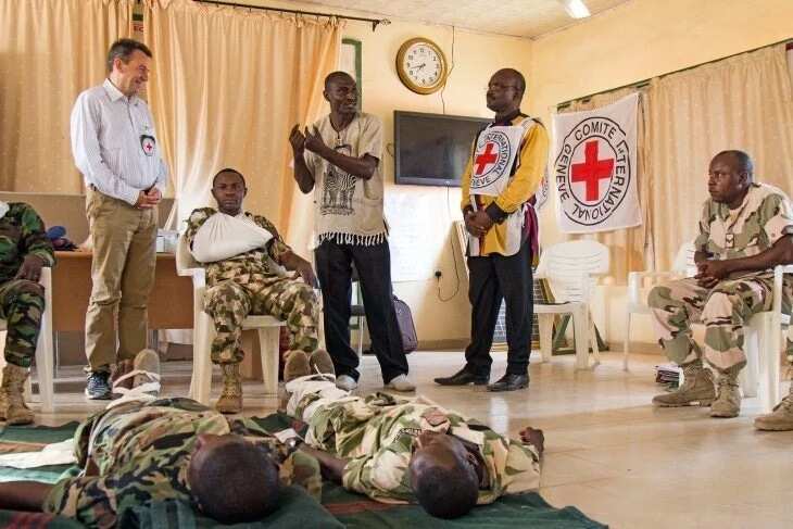 Peter Maurer attends a first-aid training session for the Nigerian Army