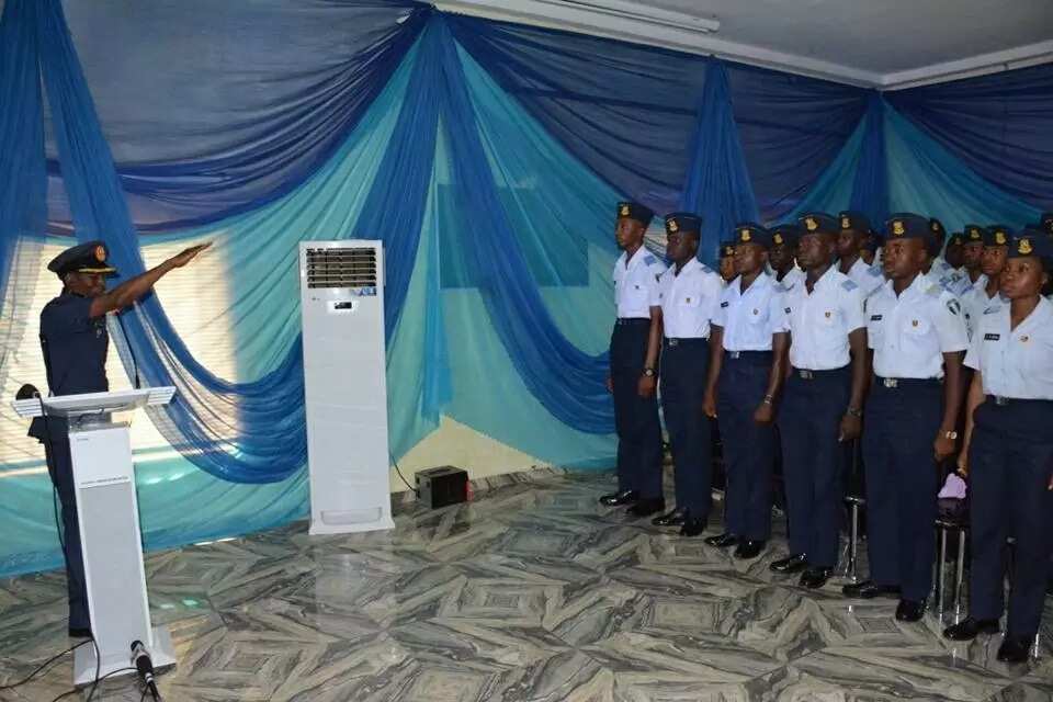 Sojin Saman Najeriya sun yaye sabbin dalibai masu tuqa sabbin jiragen da aka samo don yakar Boko Haram Sojin Saman Najeriya sun yaye sabbin dalibai masu tuqa sabbin jiragen da aka samo don yakar Boko Haram