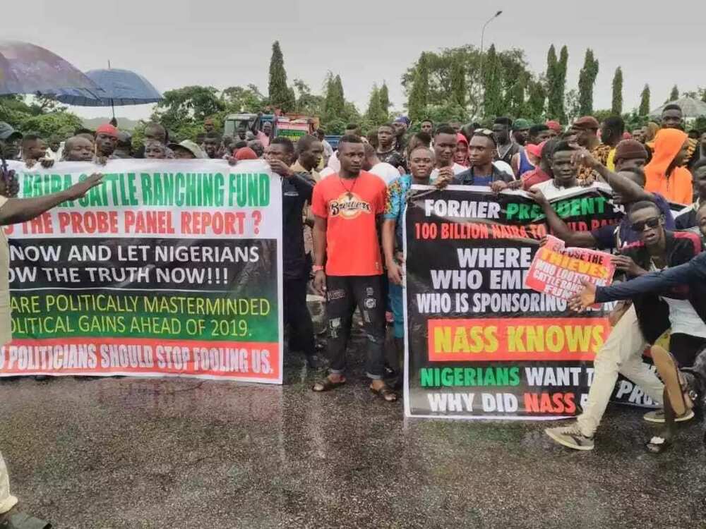 Group protest in National Assembly over alleged misappropriation of ranching fund (photos)
