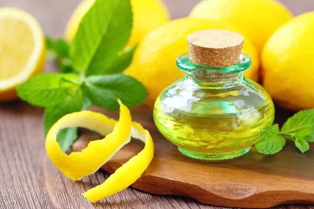Steps how to get fresh lemon oil for skin lightening