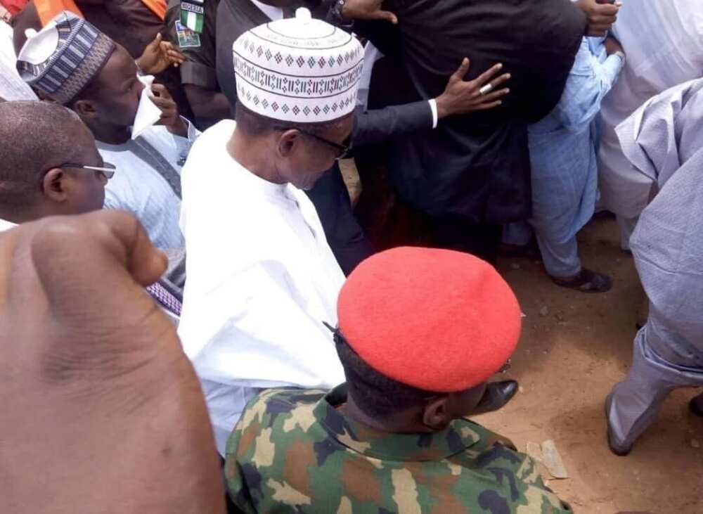 Da dumin sa: Buhari ya zubar da hawaye yayin da ya ziyarci kasuwar Azare da gobara ta lalata,kalli hotuna Da dumin sa: Buhari ya zubar da hawaye yayin da ya ziyarci kasuwar Azare da gobara ta lalata,kalli hotuna