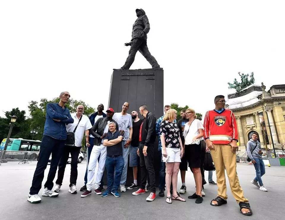 Dogo ba lamba: Mutanen da suka fi tsawo a Duniya su 12 sun shirya taro a kasar Faransa Dogo ba lamba: Mutanen da suka fi tsawo a Duniya su 12 sun shirya taro a kasar Faransa