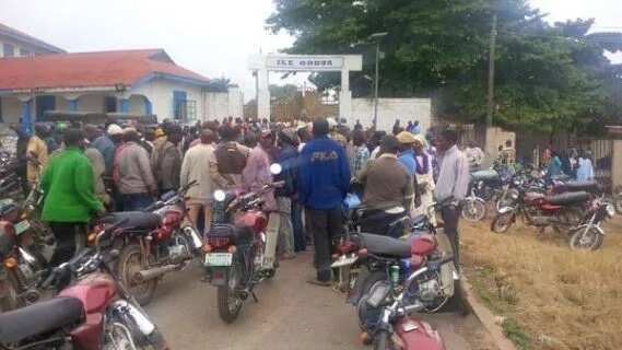 PHOTOS: Ile Ife Gloomy As Oba Passes On