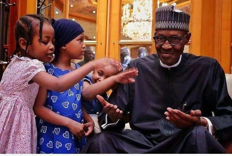 President Buhari&#39;s grandchildren playfully pray for him on arrival (photo)  ▷ Legit.ng