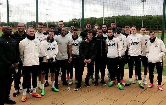 Anthony Joshua receives special gift from Mourinho and Man Utd stars (photos)