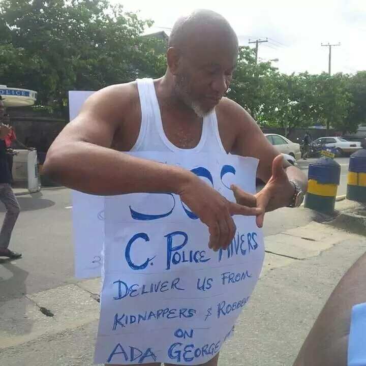 Lone man protests against kidnapping, armed robbery in Port Harcourt (photos)