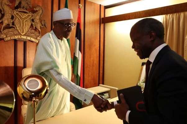 BREAKING: President Muhammdu Buhari receives briefing from VP Osinbajo (photos)