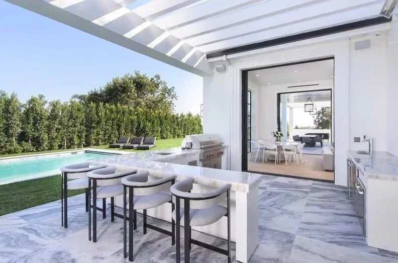 LeBron James buys new mansion in Brentwood for $23M (photos)