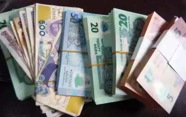CBN warns Nigerians – Spray naira notes, go to jail || PEAKVIBEZ 