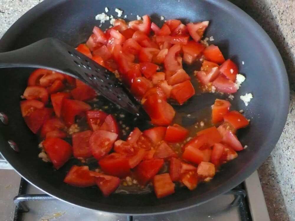 How to fry tomatoes for jollof rice with carrot and green beans
