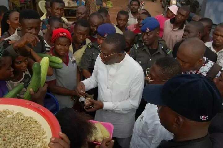 Anambra guber: Senator Andy Uba socialize with Anambraians, promise them a better deal if elected