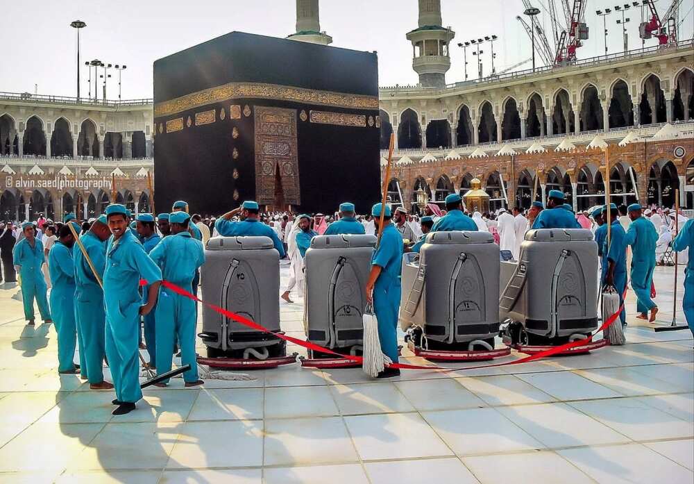 Goron Juma’a: Kalli yadda ake tsaftace masallacin Annabi dake Madina Goron Juma’a: Kalli yadda ake tsaftace masallacin Annabi dake Madina