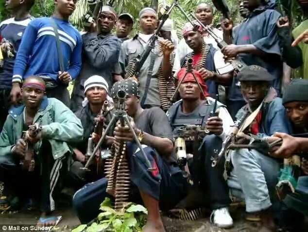 Militants tell residents to vacate oil facilities