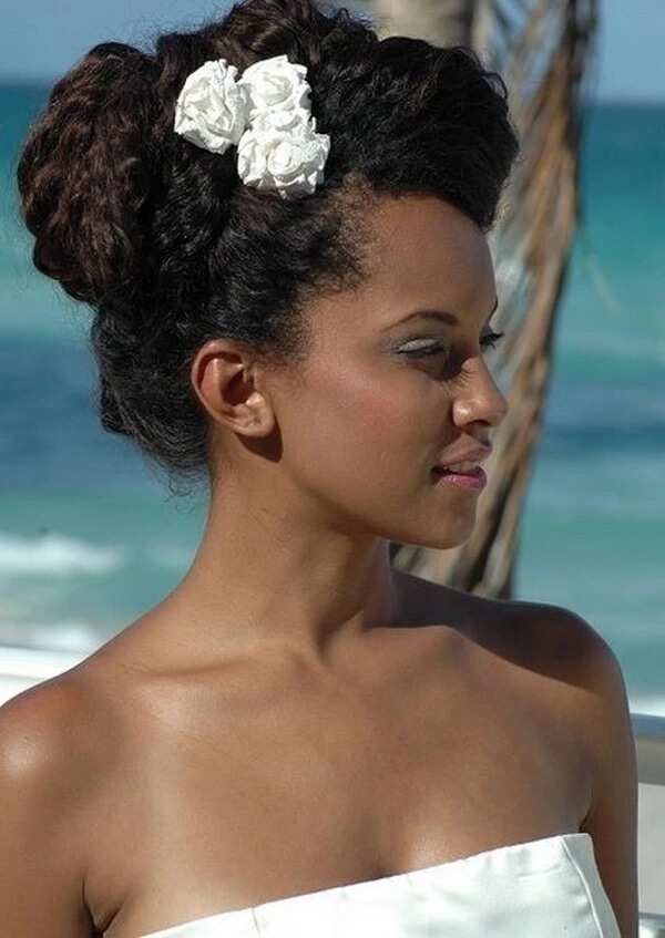 Wedding hairstyle with simple flowers