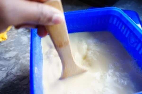 How to make pap for babies by stirring corn flour and water