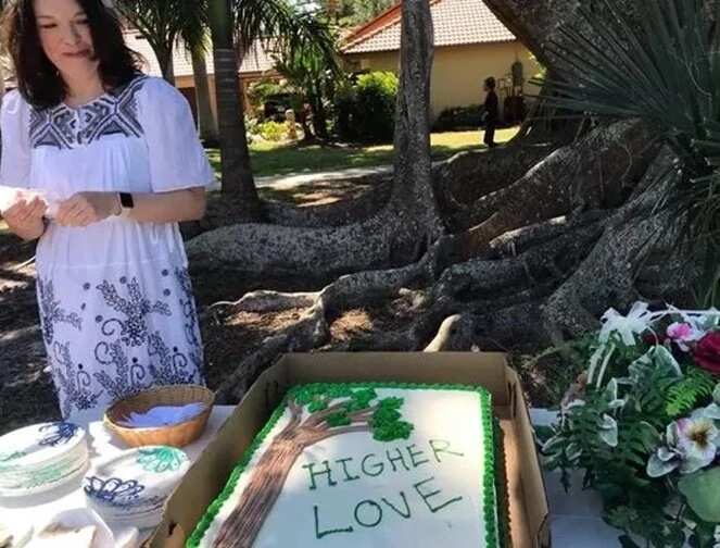 American_woman_marry_a_ficus_tree_to_save_it