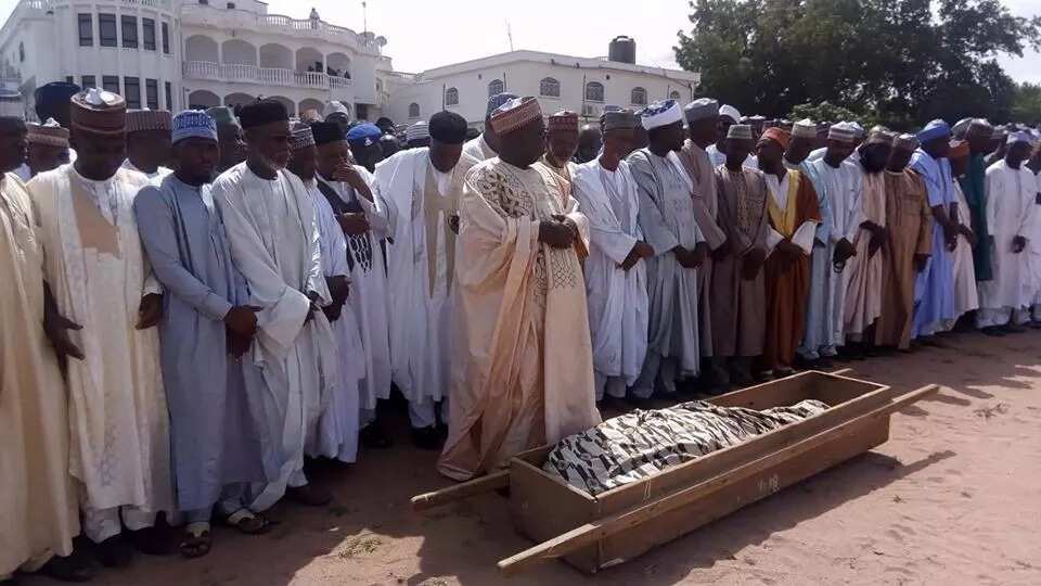 Hawaye sun kwaranya yayinda aka sada Hajiya Zainab Murtala Nyako da gidanta na gaskiya (hotuna) Hawaye sun kwaranya yayinda aka sada Hajiya Zainab Murtala Nyako da gidanta na gaskiya (hotuna)