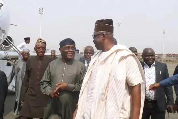 2019: Ya zama dole PDP su hada kai don kayar da Buhari – Cewar Fayose yayinda ya tarbi Atiku