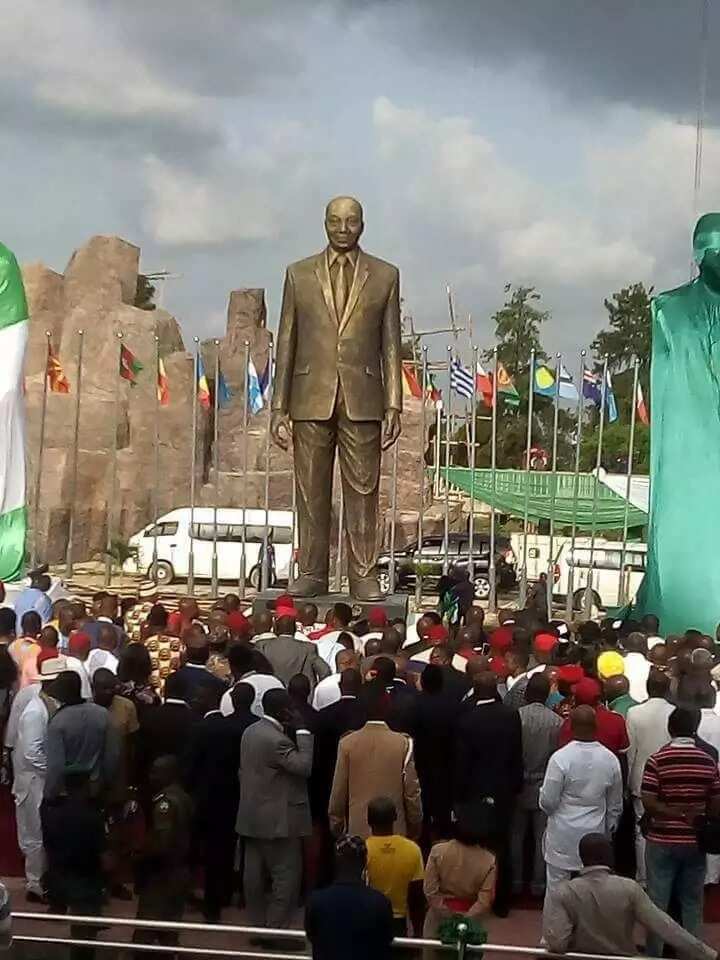 Nigerians blasts Governor Okorocha for erecting statue in honour of President Zuma